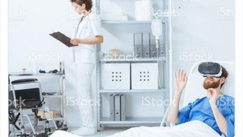 Pihak RS memberikan VR untuk pasien. Foto: Twitter via Boredpanda