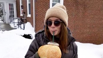 Sebuah toko roti Panera, menciptakan sarung tangan roti sehingga penggunanya dapat membawa minuman disaat cuaca dingin. Foto: Brightside