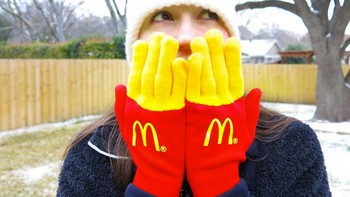 Sarung tangan model kentang Mcdonalds. Foto: Brightside