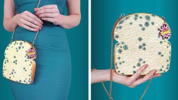 Sling bag bentuk roti yang berjamur, lucu yaa. Foto: Brightside