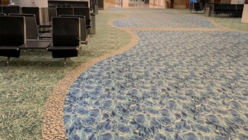 Motif karpet yang unik di bandara. Foto: Brightside