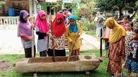 Pemain gejuk lesung biasanya terdiri dari lima ibu-ibu yang memukul lesung dengan menggunakan alu. Lesung terbuat dari kayu berbentuk seperti perahu berukuran kecil dengan panjang sekitar 2 meter, lebar 0,5 meter dan kedalaman sekitar 40 cm, sedangkan alu atau antan merupakan alat dari kayu berbentuk bulat panjang seperti tongkat sebagai pendamping lesung dalam proses pemisahan sekam dari beras.  
