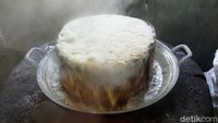 Tak mau kalah, peserta kegiatan juga ikut belajar memukul gejuk lesung. Dari gejuk lesung, gowes berlanjut menuju tempat pembuatan gula kelapa dan makanan tradisional emping melinjo. Untuk melepas lelah sejenak, para peserta kemudian singgah sejenak ke homestay untuk menyantap makan siang dengan menu tradisional, sebelum akhirnya menuju kebun buah jambu kristal.   