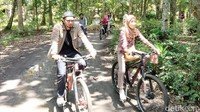 Usai menanam, gowes dilanjutkan menuju spot edukasi gejuk lesung. Gejuk lesung sendiri dulunya merupakan alat penumbuk padi tradisional dan sudah tidak dipakai lagi lantaran sudah ada mesin giling padi yang lebih modern. Agar tidak punah, gejuk lesung tetap diuri-uri atau dijaga sebagai alat musik tradisional yang bisa jadi daya tarik wisata.  