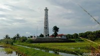 Jambu kristal merupakan salah satu produk andalan Desa Ketawang. Selain menikmati di kebun, pengunjung dipersilahkan memetik buah sendiri kemudian ditimbang untuk dibawa pulang. Dari kebun jambu kristal, gemuruh air ombak Pantai Ketawang pun sudah mulai terdengar seakan tak sabar memanggil pengunjung segera mendatangi pantai dengan ikon menara mercusuar ini.  