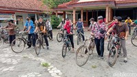 Kegiatan yang berkolaborasi dengan Forum Komunikasi Desa Wisata Kabupaten Purworejo itu digelar di Desa Ketawangrejo, Kecamatan Grabag, Purworejo pada Kamis (25/11/2021). Sejak pagi hingga sore, peserta uji paket wisata menjelajahi jalan desa dengan menggunakan sepeda kayuh.  