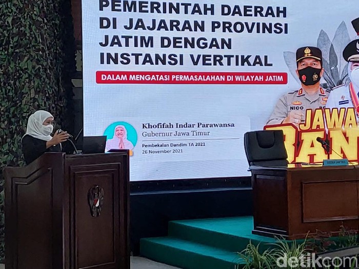 Gubernur Jatim Khofifah memberikan pembekalan kepada Dandim se-Jabar
