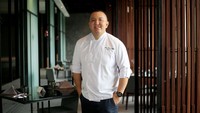 Chef Oscar Kusumawijaya selaku Chef de Cuisine di 1945 Restaurant menjelaskan setiap langkah yang dilakukan dalam memenuhi syarat untuk mendapatkan sertifikat halal.  Foto: Fairmont Jakarta