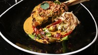Dan tak ketinggalan ada menu utama berupa Maranggi Wagyu Tomahawk yang dibuat dengan daging sapi Australia halal yang dipanggang di atas arang. Foto: Fairmont Jakarta