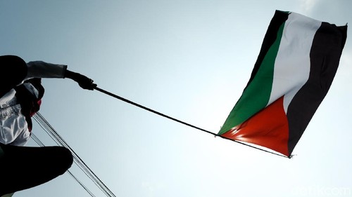 Sejumlah massa gelar aksi bela Palestina di Tangerang Selatan. Di tengah pelaksanaan aksi, massa tampak menginjak bendera Israel. Berikut penampakannya.