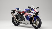 Terdapat beberapa ciri khusus CBR1000RR-R Fireblade SP 30th Anniversary pada detail sepeda motor. Warna dasar bodi putih, diberi aksen grafis warna biru pada sepatbor depan serta bagian belakang. Kombinasi merah-biru terdapat pada bagian tangki, bodi samping dan depan, serta fairing. Foto: Dok. Honda