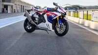 Sasis utama CBR1000RR-R SP menggunakan bahan aluminium, mendekap mesin lebih baik untuk memperbaiki kelincahan berkendara. Sementara itu, jarak sumbu roda (wheelbase) yang sebelumnya 1.455 mm, kini dibuat lebih panjang, yakni 1.460 mm. Hal ini dikarenakan sprocket gigi belakang ditambahkan 3 gigi (dari 40 menjadi 43), untuk menambah akselerasi saat dibutuhkan pada putaran menengah. Foto: Dok. Honda