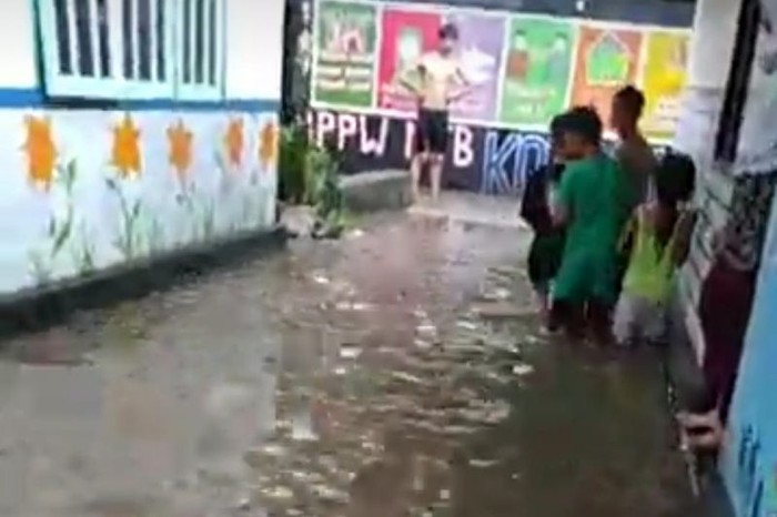 Hujan deras yang melanda wilayah Kabupaten Lombok Timur, NTB mengakibatkan rumah warga di Kelurahan Pancor, Kecamatan Pancor terendam banjir. (ANTARA/sumber warga)
