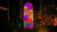 Di dalam Hutan Menyala juga ada permainan audiovisual yang metaforik dan memesona para pengunjung. Ada juga pertunjukan cahaya dan proyeksi digital dalam satu kesatuan ruang alam.  Foto: Courtesy Sembilan Matahari dan Tahura Djuanda