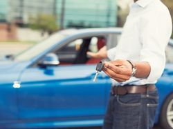 Uang Saya Dibawa Kabur Sales Mobil, Apakah Dealer Wajib Ganti Rugi?