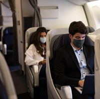 Pura-pura Tajir, Pasangan Tahan Antrean Pesawat Demi Foto di Business Class