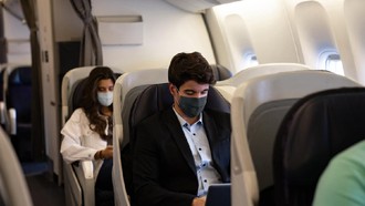 Pura-pura Tajir, Pasangan Tahan Antrean Pesawat Demi Foto di Business Class