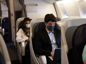 Pura-pura Tajir, Pasangan Tahan Antrean Pesawat Demi Foto di Business Class