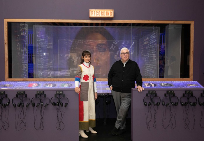 Ingin Lihat Memorabilia Amy Winehouse? Pamerannya Dibuka di London LONDON, ENGLAND - NOVEMBER 24: Mitch Winehouse attends the opening of the Amy Winehouse exhibition at The Design Museum on November 24, 2021 in London, England. (Photo by John Phillips/Getty Images)