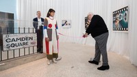 Pameran memorabilia bertajuk Beyond the Stage dibuka di Museum Design, London, Inggris sejak pekan lalu.  Foto: Getty Images/John Phillips