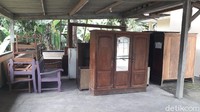 Tak hanya genting, sejumlah perabotan rumah tangga juga ikut dijual.