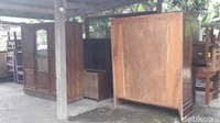 Ibu pelaku, Paliyem (53), mengungkapkan jumlah perabotan yang dijual anaknya yang rela jadi budak cinta (bucin) itu mencapai belasan.