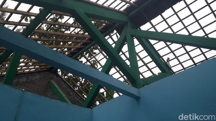Ini Bukti Genting yang Dipreteli Anak Bucin di Bantul Pemuda di Kabupaten Bantul, DRS (24), menguras perabotan hingga mempreteli genting rumah ibunya demi menuruti keinginan sang pacar.
