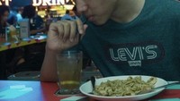 Lewat pengakuan tentang penghasilannya di podcast Deddy Corbuzier. Ia menyebutkan bahwa ia bisa mendapatkan uang sebanyak Rp 11,5 miliar hanya dengan bermain game bersama timnya. Foto: Instagram @ikhsan