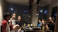  Lemon paling suka menyantap aneka Korean BBQ bersama teman-temannya. Foto: Instagram @ikhsan
