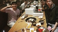 Masih dengan teman-teman dan rekannya, Lemon pamer lagi makan-makan daging hingga kenyang dan puas yang ditutup dengan buah segar. Foto: Instagram @ikhsan
