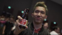 Demi jaga kesehatan saat bermain game, Lemon rutin minum minuman kesehatan yang kaya vitamin. Foto: Instagram @ikhsan