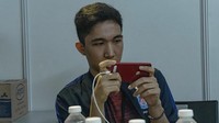 Kalau sedang serius main game, Lemon lebih pilih air putih untuk pertahankan konsentrasinya. Foto: Instagram @ikhsan