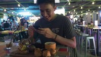 Saat berada di Singapura, Lemon menatap hidangan pesanannya dengan tak sabar. Ada aneka pastry, hingga dessert enak. Foto: Instagram @ikhsan