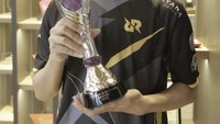 Lemon merupakan sebutan Ikhsan. Ia merupakan pemain Rex Regum Qeon (RRQ) Hoshi yang fokus memainkan Esport. Siapa yang sangka, Ikhsan mampu mengumpulkan pundi-pundi uang di usia muda hanya dengan main game.  Foto: Instagram @ikhsan