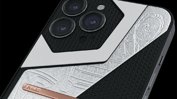 Lelehan itu digunakan sebagai bahan dasar panel aluminium yang ada di bagian tengah ponsel. Panel itu juga dihiasi ukiran wajah Elon Musk, logo Tesla, dan siluet mobile Tesla. Foto: Caviar