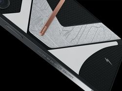 iPhone 13 Ini Dihiasi Lelehan Mobil Tesla, Cocok Buat Fans Elon Musk