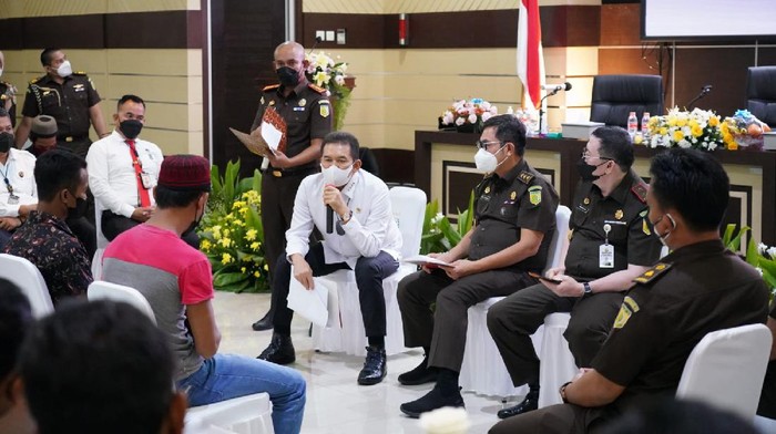 Jaksa Agung, ST Burhanuddin memantau penghentian penuntutan kasus penganiayaan berdasarkan restorative justice.