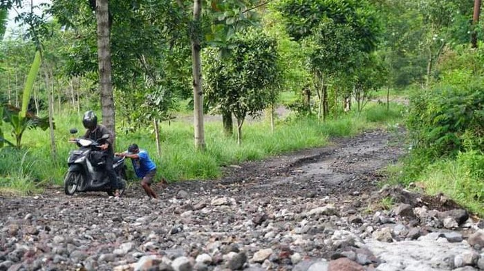Jalan rusak di lereng Gunung Merapi, Desa Sidorejo, Kecamatan Kemalang, Klaten, Jumat (26/11/2021).
