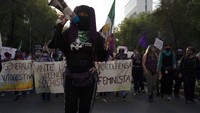 Demonstran berbaris selama protes pada Hari Internasional untuk Penghapusan Kekerasan Terhadap Perempuan di Mexico City, Kamis (25/11/2021). Dilansir Republic World, hari ini diperingati untuk mencegah sekaligus merespon kekerasan terhadap perempuan dan untuk menyadarkan masyarakat tentang hak asasi perempuan, termasuk kesetaraan gender. AP/Jacky Muniello  