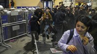 Demonstran melarikan diri setelah polisi menggunakan gas air mata selama protes memperingati Hari Internasional untuk Penghapusan Kekerasan terhadap Perempuan di Istanbul, Turki, Kamis (25/11/2021). Konvensi Penghapusan Segala Bentuk Diskriminasi Terhadap Perempuan atau Convention on the Elimination of All Forms of Discrimination Against Women (CEDAW) didirikan oleh Majelis Umum PBB pada tahun 1979, namun kekerasan dan kejahatan terhadap perempuan terus menjadi isu yang meluas. AP/Kemal Aslan  
