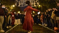 Seorang wanita menari saat memprotes kekerasan laki-laki terhadap perempuan, di Pamplona, Spanyol utara, Kamis (25/11/2021). Kampanye ini bertujuan untuk untuk meningkatkan kesadaran akan fakta bahwa wanita di seluruh dunia menjadi korban pemerkosaan, kekerasan dalam rumah tangga dan bentuk kekerasan lainnya. AP/Alvaro Barrientos  
