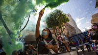 Seorang wanita melambaikan suar selama pawai menandai Hari Internasional untuk Penghapusan Kekerasan Terhadap Perempuan, di Guatemala City, Kamis (25/11/2021). Tanggal ini dipilih untuk menghormati Mirabai bersaudara, Patria, Minerva dan Maria, tiga aktivis politik Republik Dominika -- yang dibunuh secara brutal pada tahun 1960 atas perintah penguasa negara, Rafael Trujillo. AP/Oliver de Ros  