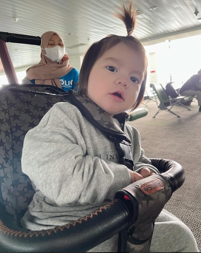 Sheila Marcia sendiri telah membuatkan akun Instagram khusus untuk sang putra. Di akun Instagram @jeromezevemmanuel, Sheila kerap kali membangikan foto-foto baby Jerome yang terlihat lucu dan selalu menggemaskan. Foto: Instagram/@jeromezevemmanuel