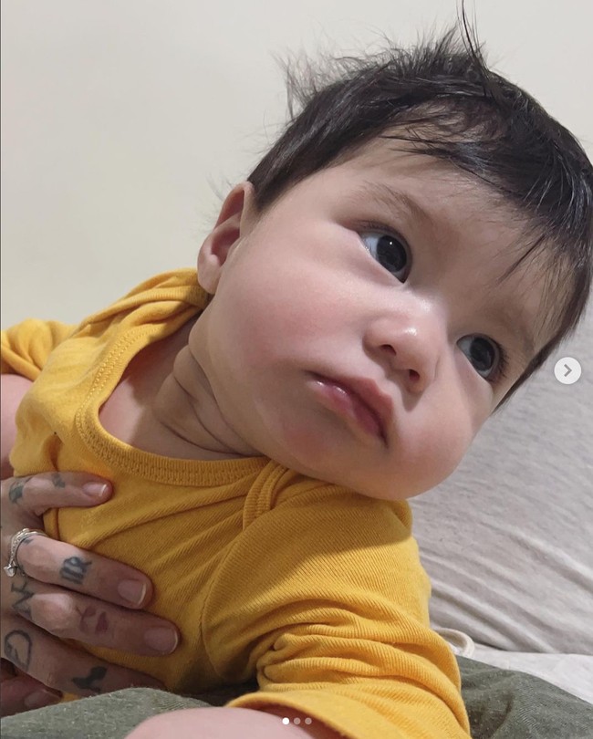 Tak hanya karena tingkah dan kelucuannya, paras baby Jerome yang kebule-bulean pun membuat netizen terpukau. Gantengan bnget nakk muka bule bnget nakk muachhh, komentar salah seorang netizen. Foto: Instagram/@jeromezevemmanuel