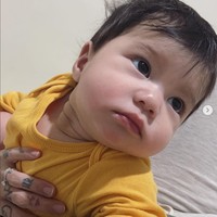 Tak hanya karena tingkah dan kelucuannya, paras baby Jerome yang kebule-bulean pun membuat netizen terpukau. Gantengan bnget nakk muka bule bnget nakk muachhh, komentar salah seorang netizen. Foto: Instagram/@jeromezevemmanuel