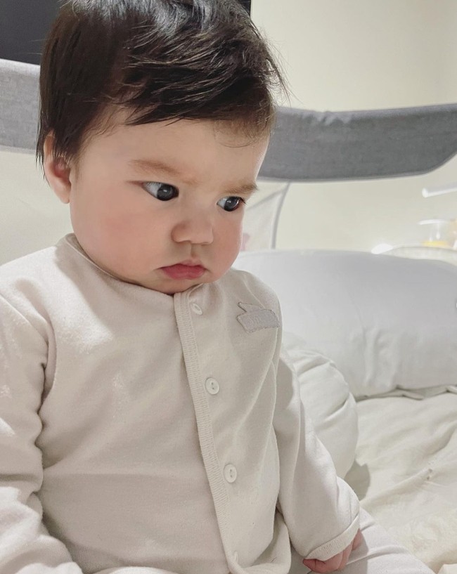 Baby Jerome sendiri memiliki darah keturunan Belanda dan Jerman dari ibunya, Sheila Marcia. Tak heran jika paras baby Jerome tampak kebule-bulean. Foto: Instagram/@jeromezevemmanuel