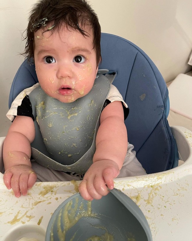 Baby Jerome lahir pada 15 November 2020. Saat ini usia baby Jerome sudah genap 1 tahun. Bagaimana menurutmu, tingkahnya semakin lucu dan menggemaskan bukan? Foto: Instagram/@jeromezevemmanuel