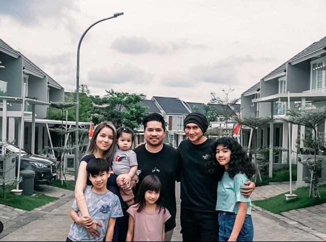 Ini potret baby Jerome bersama orangtua dan kakak-kakaknya. Ayah dari anak pertama Sheila Marcia, Anji juga tampak turut berpose bersama dalam foto tersebut. Foto: Instagram/@jeromezevemmanuel