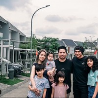 Ini potret baby Jerome bersama orangtua dan kakak-kakaknya. Ayah dari anak pertama Sheila Marcia, Anji juga tampak turut berpose bersama dalam foto tersebut. Foto: Instagram/@jeromezevemmanuel