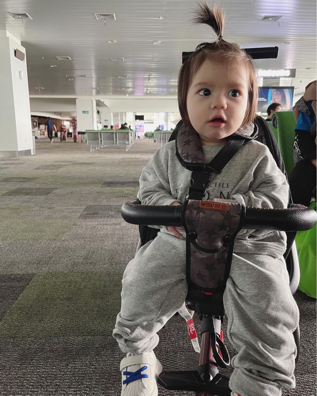 Sheila Marcia resmi menikah dengan Dimas Akira pada Februari 2020. Dari pernikahannya itu Sheila dikaruniai seorang putra yang diberi nama Elijah Jerome Zev Emmanuel. Tak disangka, paras dan tingkah laku lucu sang anak rupanya berhasil mencuri atensi netizen. Foto: Instagram/@jeromezevemmanuel